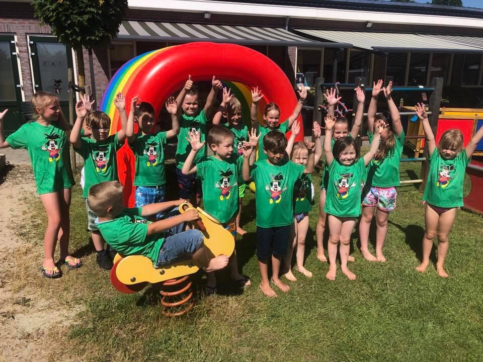 Groepsfoto van kinderen in de speeltuin