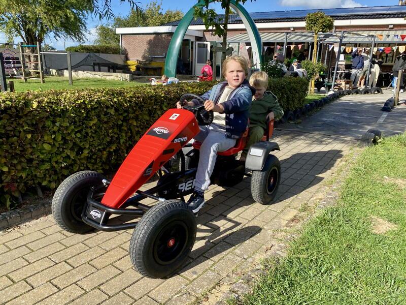 Kinderen op de skelter tijdens een buitenactiviteit