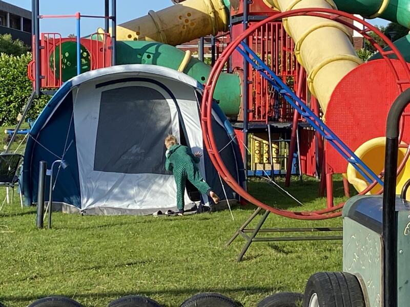 Uitzicht op de tenten tijdens de kampeernacht