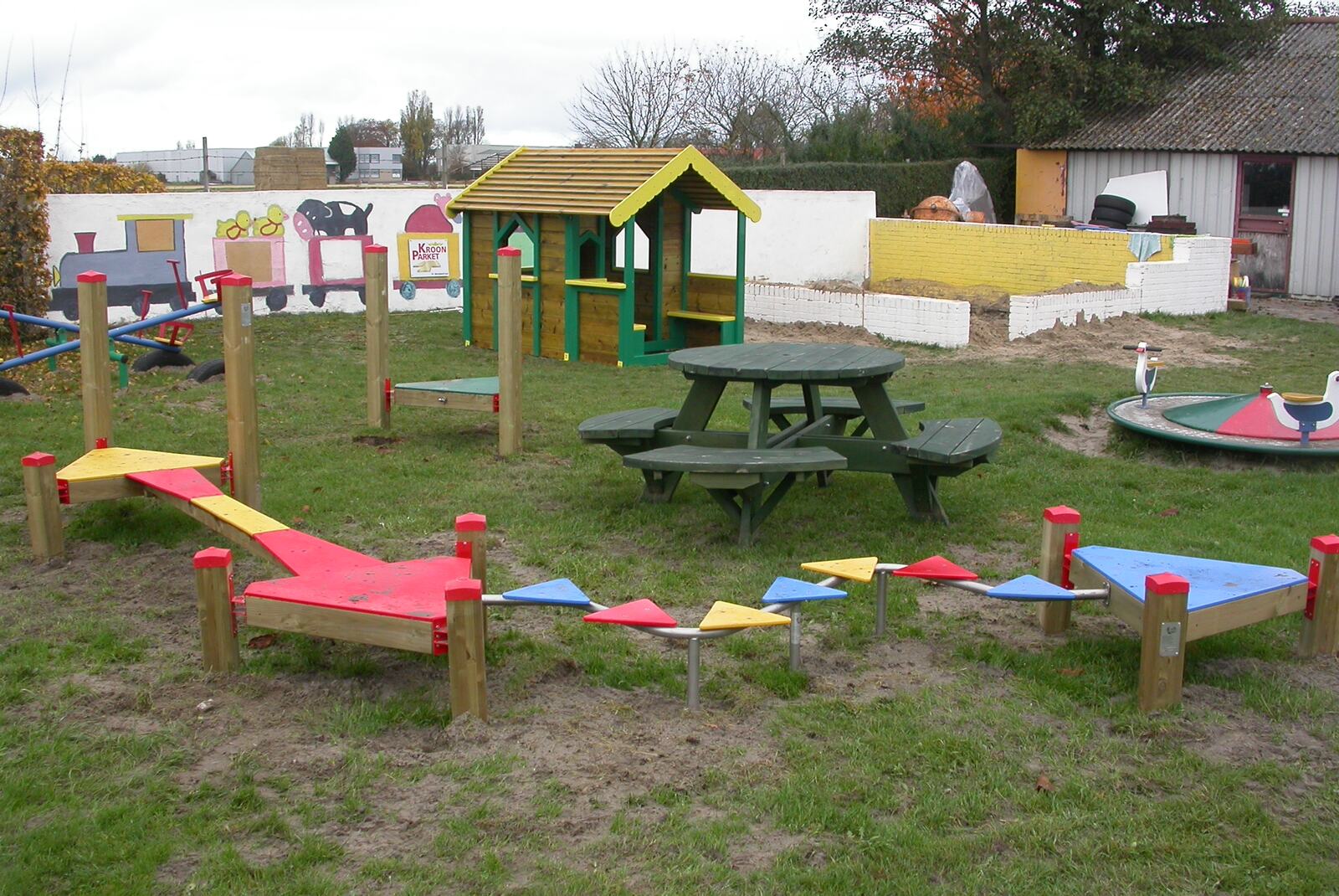 Speeltoestellen en picknicktafel in de kleuterhoek