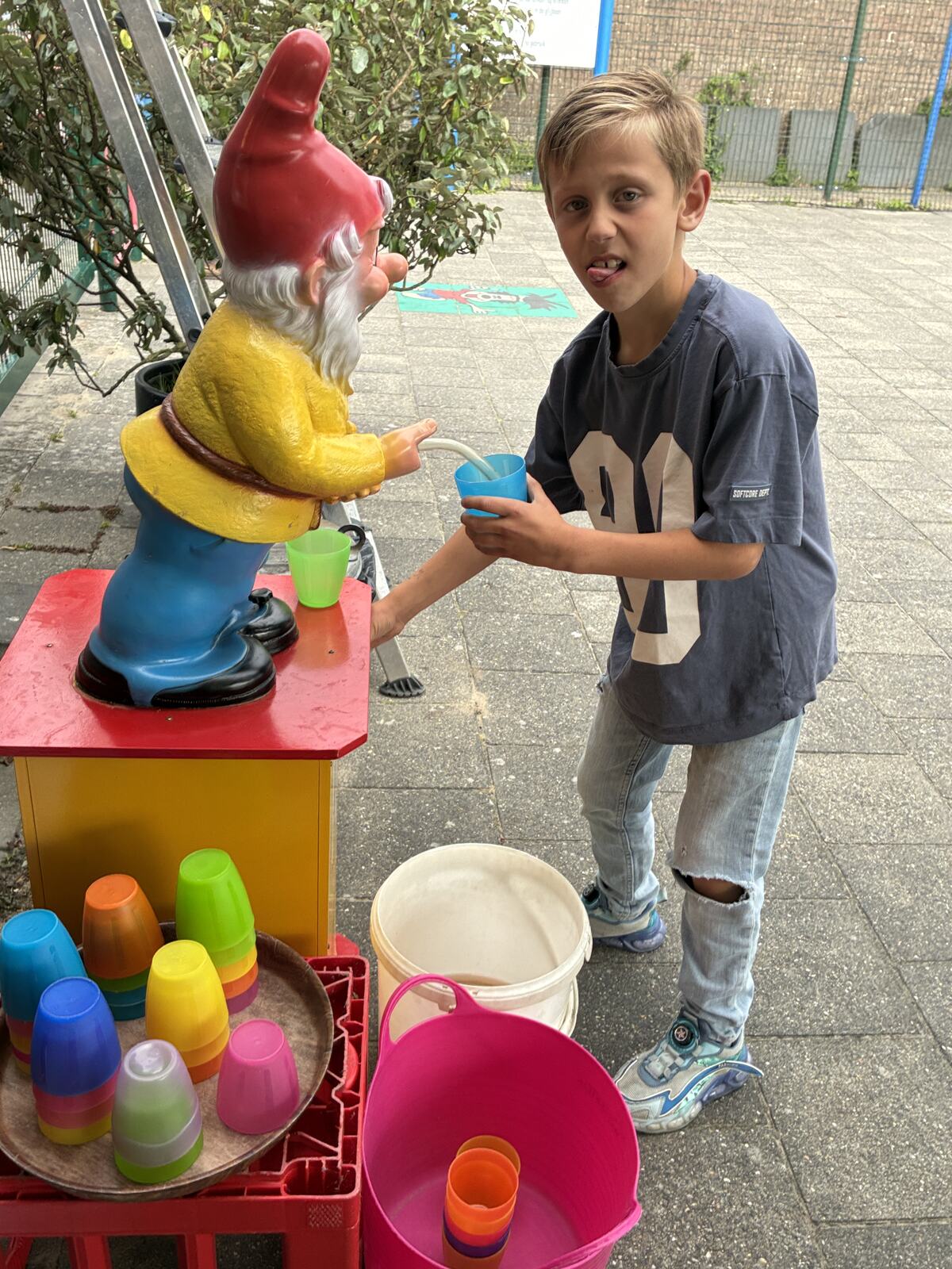 Kind haalt water bij de kabouterfontein