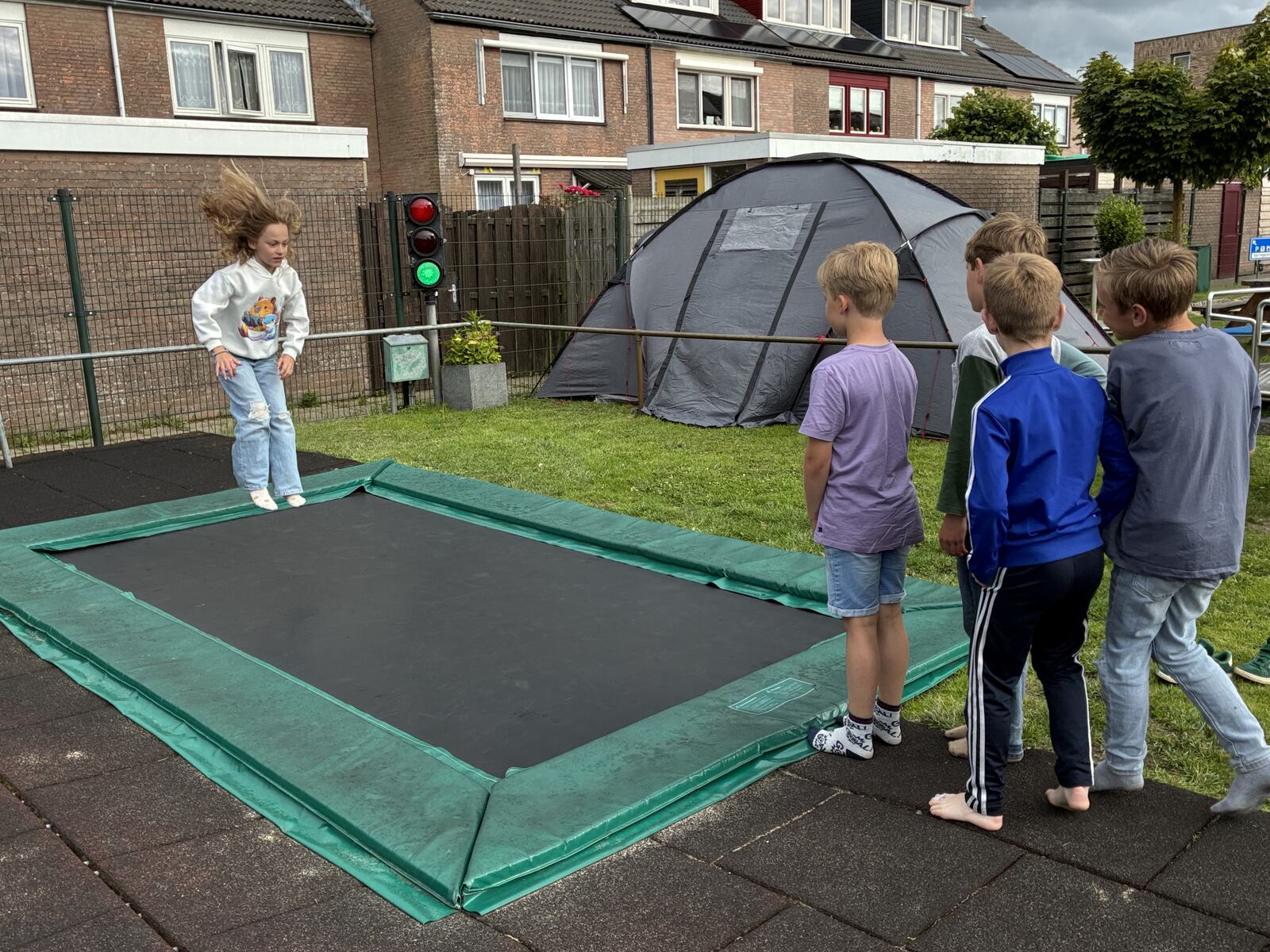 Kinderen springen samen op de trampoline
