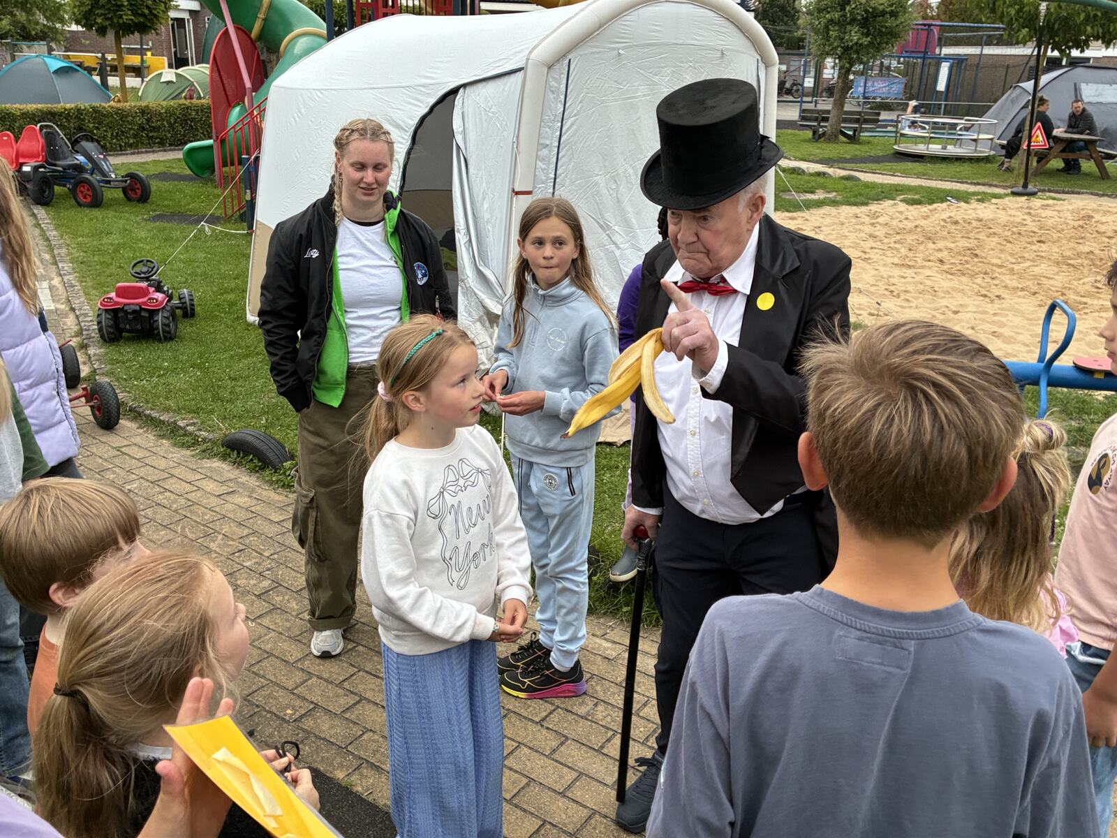 Goochelaar vermaakt de kinderen met een goocheltruc