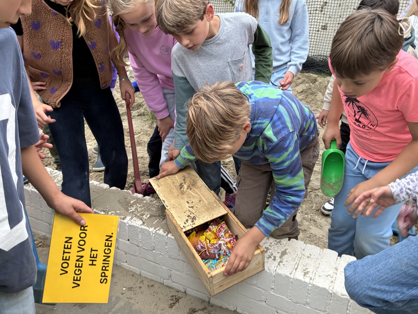 Kinderen ontdekken een schatkist met snoep