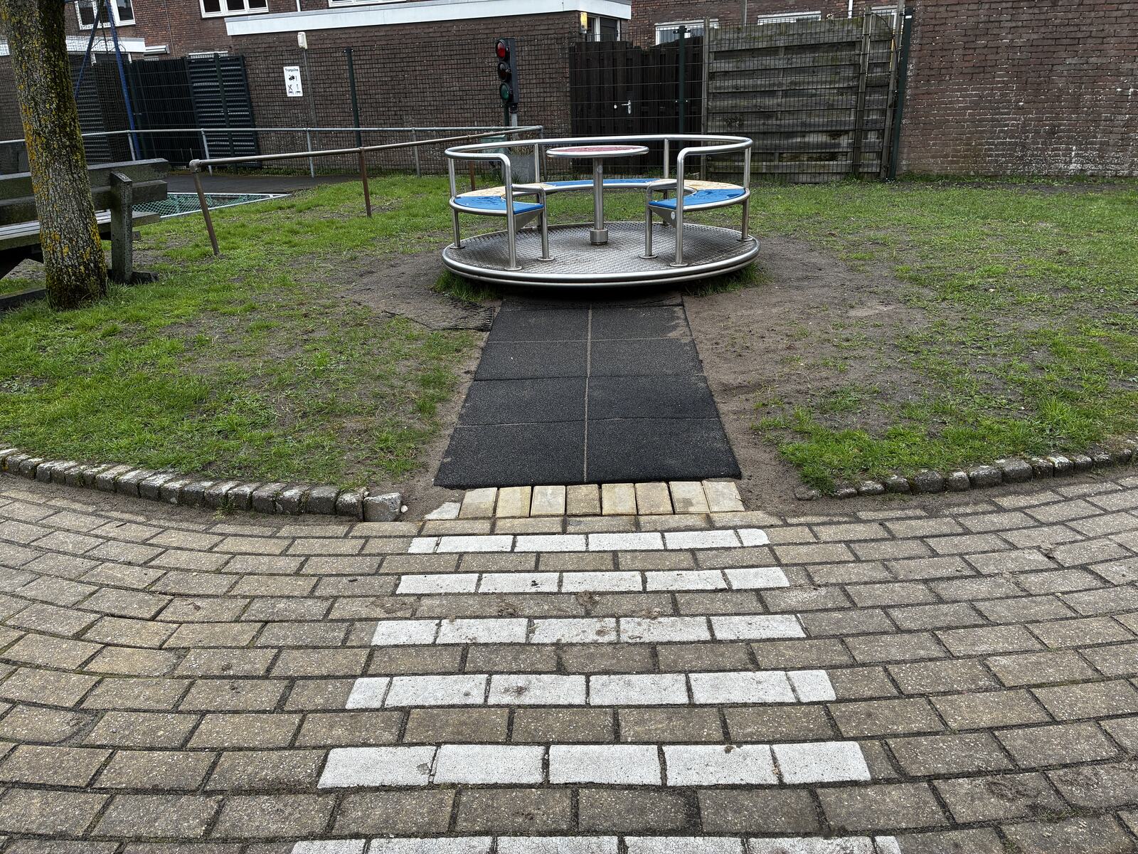 Draaimolentje op het pad van de speeltuin