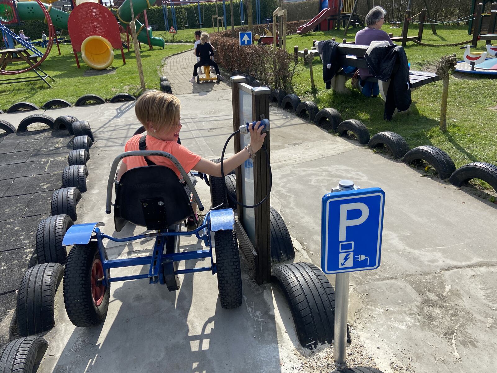Kind op de skelter tussen de bandenbaan