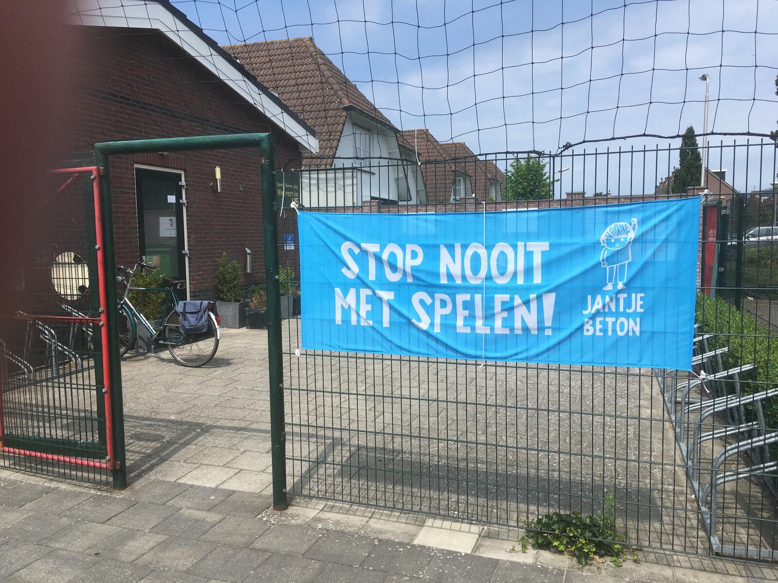 Ingang van de speeltuin met de Jantje Beton-banner