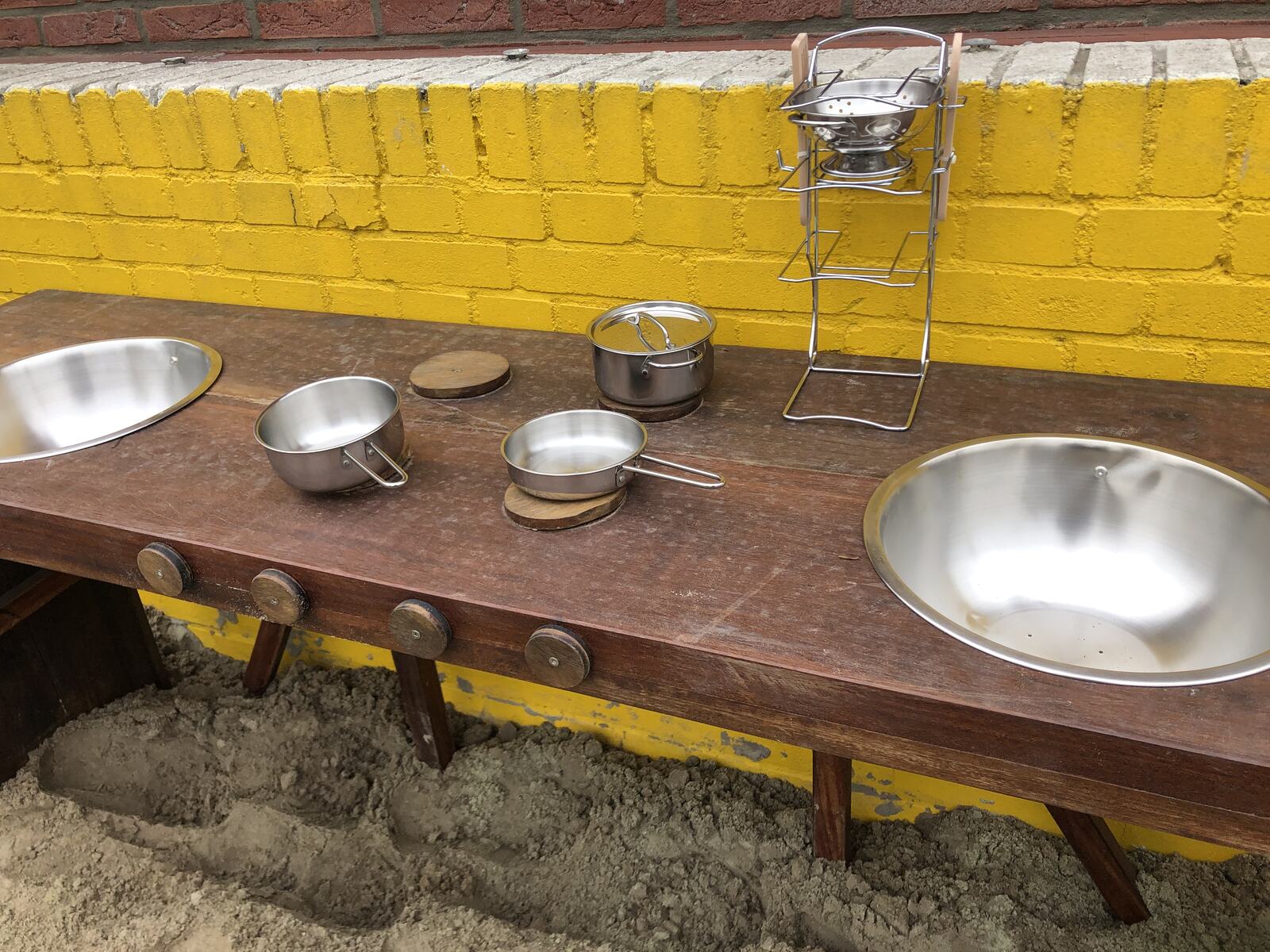 Speelgoedpannen en -bakken bij de zandkeuken