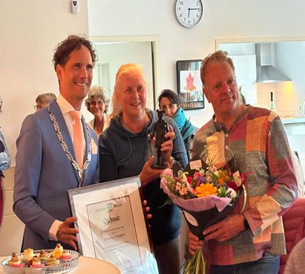 Ruud en Marjan van der Lee ontvangen de prijs Vrijwilliger van het Jaar van de burgemeester