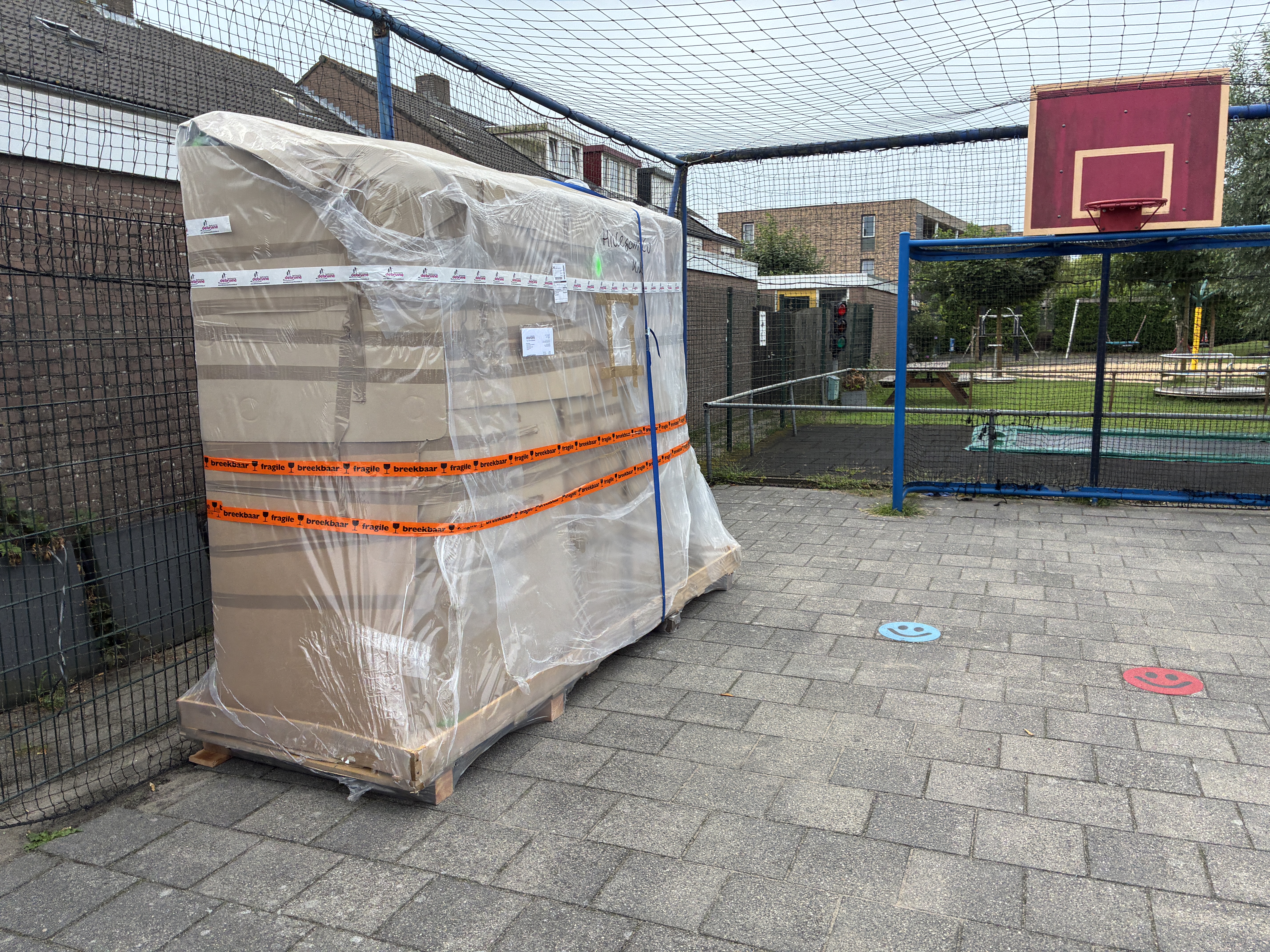 Nieuwe speeltoestellen worden geleverd en ingepakt