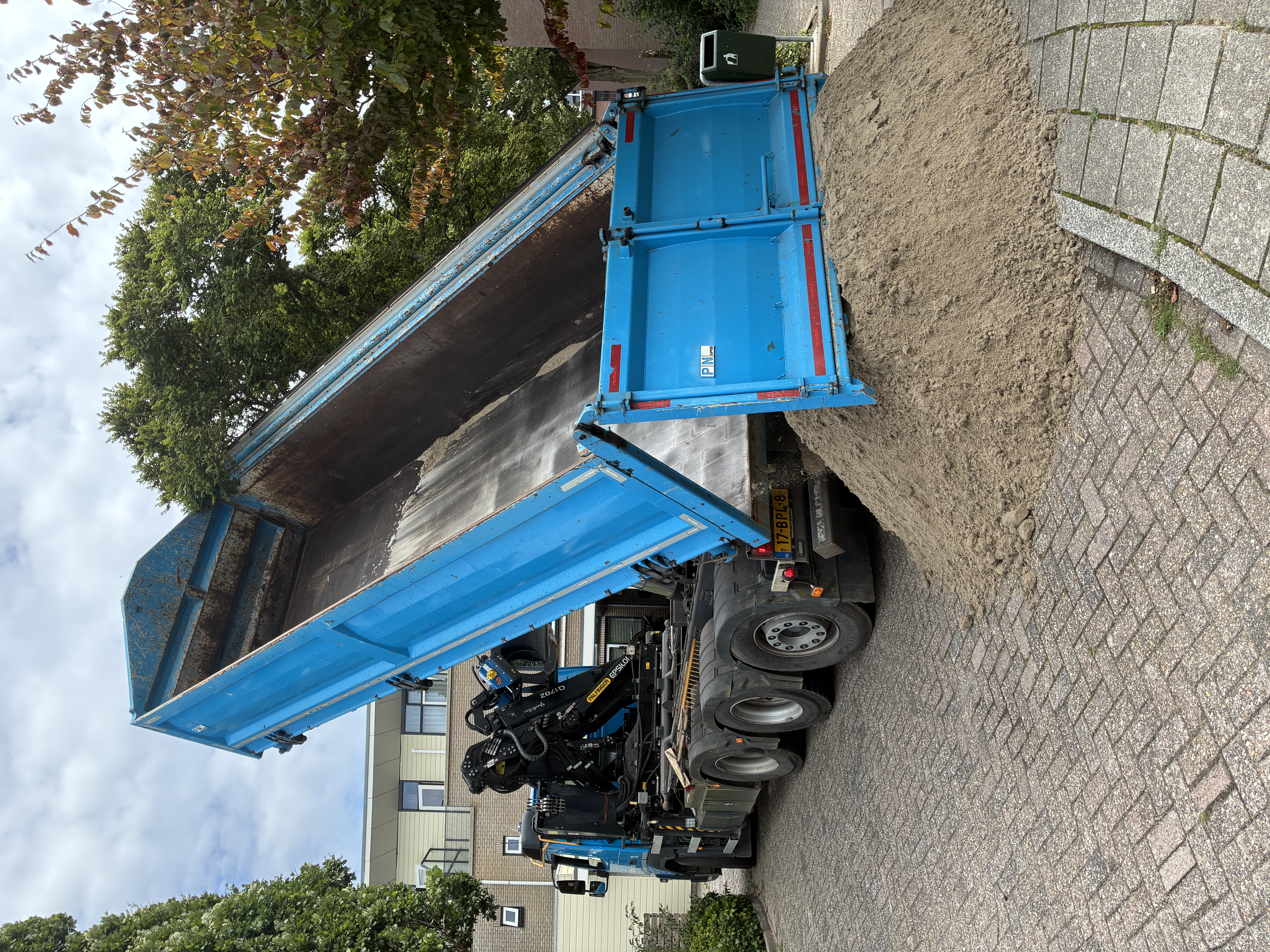 Vrachtwagen levert nieuw zand voor de zandbak